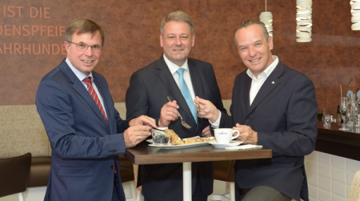 café+co International CEO Gerald Steger, Landwirtschaftsminister Andrä Rupprechter und Fröhlerhof-Plantagenbesitzer Johannes Ausserladscheiter © Sabine Klimpt