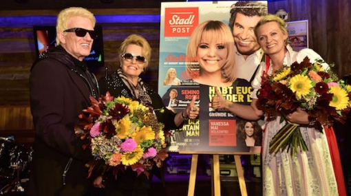 Heino und Hannelore präsentieren gemeinsam mit Herausgeberin Astrid Schwenner die neue Stadlpost © Christian Jobst