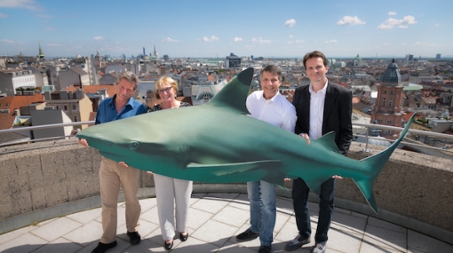 Haifisch im Außenwerbe-Einsatz bei EPAMEDIA: Michael Miltic (haus des Meeres), Hans Köppen (Haus des Meeres), Brigittte Thill (Haus des Meeres) und Ernst Kammerer (EPAMEDIA) feiern die Rückkehr von "Homie" © EPAMEDIA