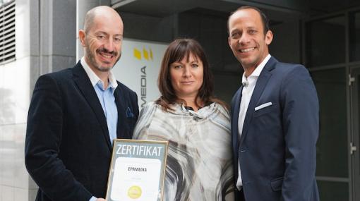 Superbrands Austria zeichnet EPAMEDIA für Markenqualität aus: András Wiszkidenszky, Brigitte Ecker und Thomas Bokesz © EPAMEDIA