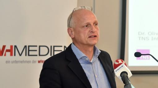 Oliver Ecke von TNS Infratest präsentiert die Studie "Digitales Österreich" © Christian Jobst