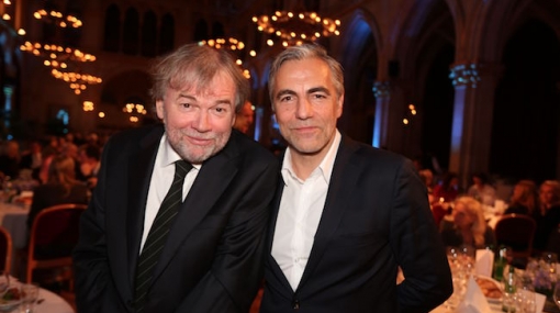Mega-Seller-Autor Jostein Gaarder und echo medienhaus-Geschäftsführer Christian Pöttler bei der Gala von Eine STADT. Ein BUCH. © Stefan Joham