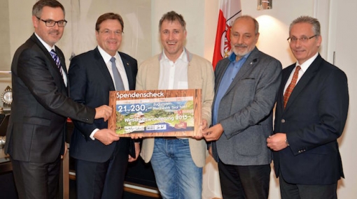 Wirtschaftswanderung übergibt 21.230 Euro an das „Netzwerk Tirol hilft“: Josef Lettenbichler, Günther Platter, Herbert Rieser, Herbert Peer und Balthasar Exenberger © Land Tirol/Sax