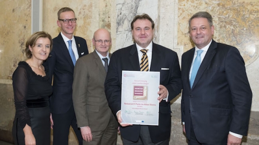 undesminister Rupprechter zeichnet S’PARKS Restaurant im Hilton Vienna als GenussWirt aus: Margarete Reichsthaler, Obfrau der GENUSS REGION ÖSTERREICH, Hotel Manager Ronald Diesenreiter, Einkaufsleiter Erich Hummel, Ademir Husagic und Andrä Rupprechter © Hilton Hotels & Resorts