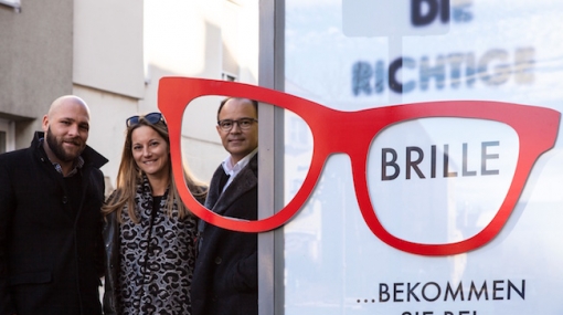 Christof Fischer (EPAMEDIA), Bettina und David Vogelhuber stellen das Citylight mit Durchblick vor © EPAMEDIA
