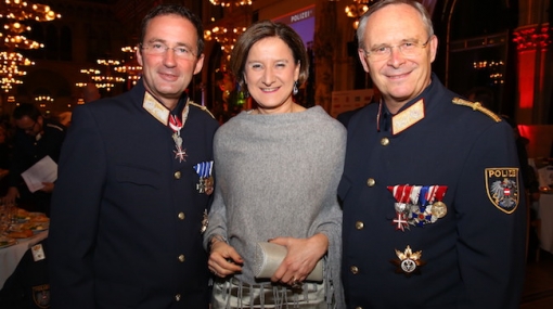 Landespolizeipräsident Gerhard Pürstl, Innenministerin Johanna Mikl-Leitner und Polizei-General Karl Mahrer verleihen die 133er-Awards 2016 © Ludwig Schedl