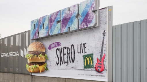 Zum Anbeißen: James Cottriall und Big Mac rocken EPAMEDIA Plakate © EPAMEDIA