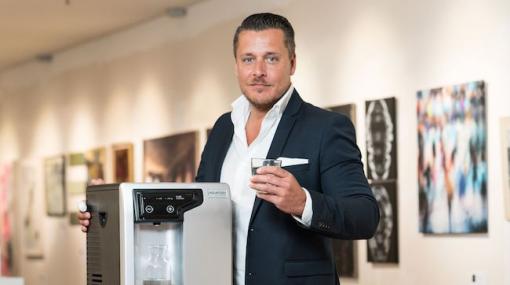 café+co Waterman Bernhard Schrumpf präsentiert die neuen AQUAPUSH Wasserspender © Oreste Schaller