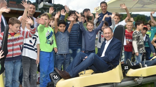 Sportstadtrat Andreas Mailath-Pokorny stellt das neue Konzept für die Hohe Wand Wiese vor © Christian Jobst