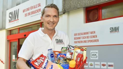 Sozialmarkt Wien-Gründer Alexander Schiel vor dem neuen Sozialmarkt in Wien Ottakring © Christian Jobst