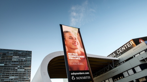 Novartis Österreich setzt auf Gamification und lässt Schuppen vom EPAMEDIA LED-Tower fallen © EPAMEDIA