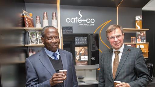 Kasaija Matia. Der für Finanzen und Wirtschaftsentwicklung zuständige Minister besucht café+co International © Oreste Schaller