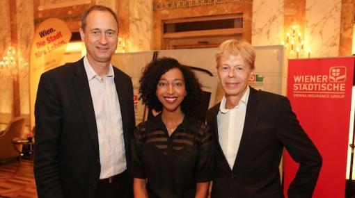 Kulturstadtrat Andreas Mailath-Pokorny, Autorin Melanie Raabe und Programmverantwortlicher Helmut Schneider bei der Kriminacht im Wiener Kaffeehaus 2016 © Katharina Schiffl