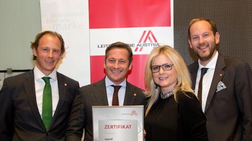 easystaff wird Mitglied im Netzwerk der Leitbetriebe Austria: Die Eigentümer Gerhard und Thomas Huber und Martin Zauder gemeinsam mit Leitbetriebe Austria-Geschäftsführerin Monica Rintersbacher © Felicitas Matern