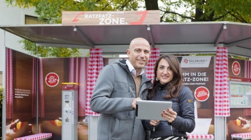 Thomas Frauenschuh (EPAMEDIA) und Daniela Kinz (Salzburg AG) präsentieren die kreativen Wartehäuschen in der Mozartstadt © EPAMEDIA
