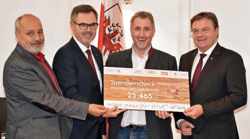 Wirtschaftswanderung unterstützt „Netzwerk Tirol hilft“ mit 25.465 Euro: Herbert Peer, Josef Lettenbichler, Herbert Rieser und Landeshauptmann Günther Platter © café+co