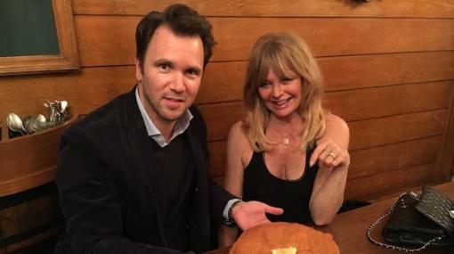 Thomas Figlmüller und Goldie Hawn essen ein Wiener Schnitzel vor dem Opernball © Figlmüller