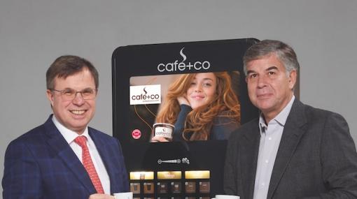 Gerald Steger und Thomas Lindenbauer stellen die neue Gerätegeneration von café+co vor © café+co International