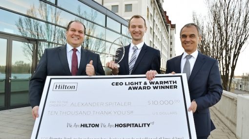 Markus Hussler, Alexander Spitaler und Norbert B. Lessing bei der Überreichung des CEO Light and Warmth-Award vor dem Hilton Vienna Danube Waterfront © Christian Jobst