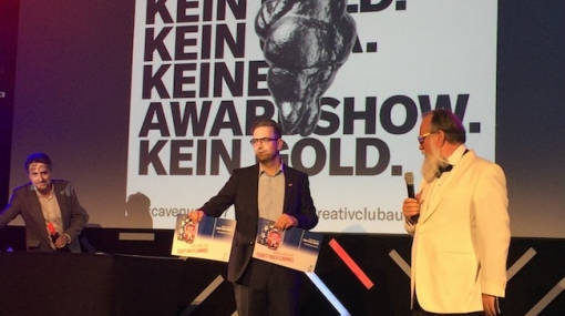Reinhard Schwarzinger gratuliert den Gewinnern der Kreativkategorien der Young Lions Compteition Austria bei der CCA Awardshow im MAK Wien © Alexander Khaelss-Khaelssberg