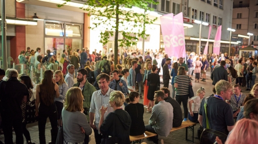 Internationale Kurzfilmtage Oberhausen: Vor dem Festivalkino Lichtburg Filmpalast © Kurzfilmtage/Daniel Gasenzer
