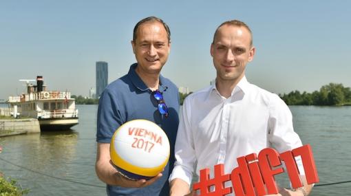 Sportstadtrat Andreas Mailath-Pokorny und Donauinselfest-Projektleiter Thomas Waldner bereiten sich vor dem Hilton Vienna Danube Waterfront auf die bevorstehenden Event-Highlights in Wien vor © Christian Jobst