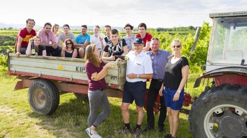 Lehrlinge der Wiener Hilton Hotels kreieren eigenen Wein mit Reinhard Winiwarter Winery © Reinhard Winiwarter Winery