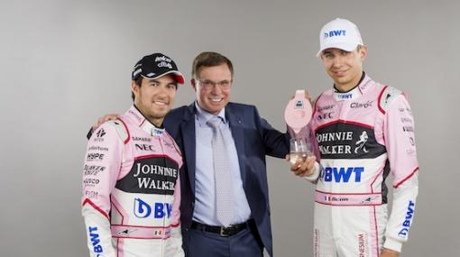 BWT-Vorstand, Gerald Steger freut sich gemeinsam mit Sergio Perez und Esteban Ocon über die erfolgreiche Formel 1 Partnerschaft © BWT Best Water Technology