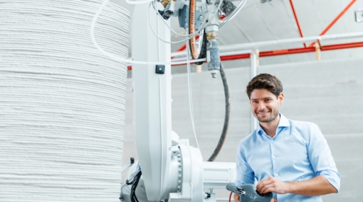 Die Zukunft des 3D-Drucks beginnt in Attnang-Puchheim: Overtec-Geschäftsführer Sebastian Hilscher druckt Bauelemente © Overtec