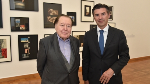 Gerhard Rühm und UniCredit Bank Austria Vorstandsvorsitzender Robert Zadrazil bei der Ausstellung im Bank Austria Kunstforum Wien © Christian Jobst