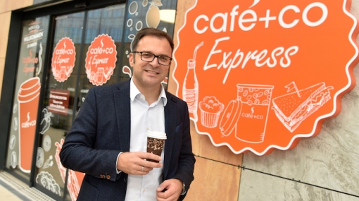 café+co Geschäftsführer Fritz Kaltenegger vor dem neuen café+co Express im Krankenhaus Nord © Christian Jobst