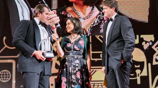 Awardshow EY Entrepreneurs of the Year: Ingrid Thurnher überreicht die Auszeichnung an Lorenz Edtmayer und Maximilian Nimmervoll © DIAMIR HOLDING