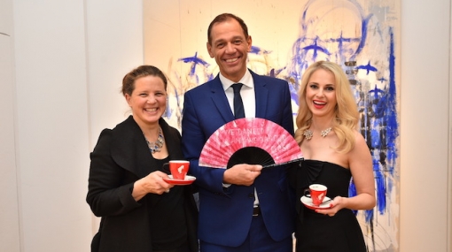 Anna Karnitscher, Marcel Löffler und Silvia Schneider bei der Präsentation des Julius Meinl Kunstfächers in der Wiener Galerie Hilger © Andreas Tischler