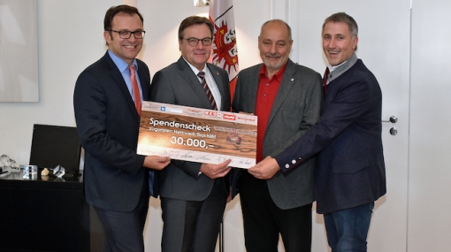 Spendenübergabe der Wirtschaftswanderung 2017 an das Netzwerk Tirol hilft: Fritz Kaltenegger, Günther Platter, Herbert Peer und Herbert Rieser © Land Tirol/Kathrein