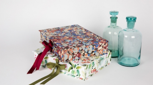 Keepsake Boxen Nina Campell & Marbled Turkish Red&Blue © (Auf der Seil/Julie Brass)