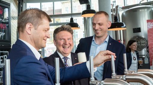 Ottakringer Brauerei-Vorstand Matthias Ortner, SPÖ Wien-Parteivorsitzender Michael Ludwig und Donauinselfest-Projektleiter Thomas Waldner brauen das Inselbier 2018 ein © Donauinselfest/THomas Peschat