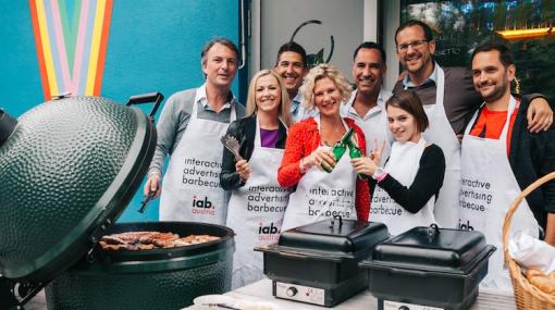 Der iab-austria-Vorstand grillt für die Interessensvertretung der Digitalwirtschaft beim iab-austria-Summer-Get-Together © iab austria/Philipp Lipiarski