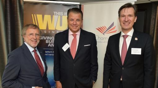 AmCham Business Breakfast im Hilton Vienna Plaza: Friedrich Rödler (Erste Group), Hikmet Ersek (Western Union) und Martin Brodey (DORA Rechtsanwälte) © Christian Jobst