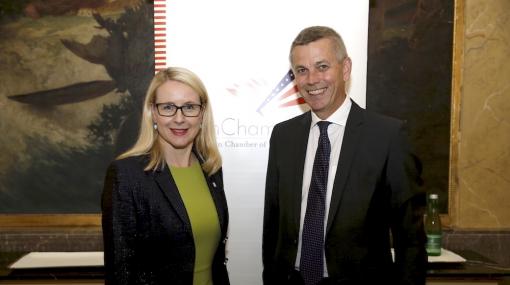 Wirtschaftsministerin Margarete Schramböck und AmCham-Präsident Martin Winkler beim Business Luncheon im Wiener Hotel Imperial © Roland Rudolph