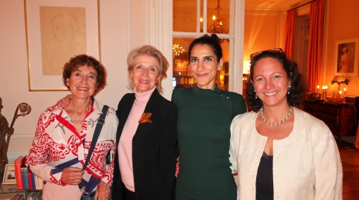 Würstelessen für die Schauspieler in Vienna's English Theatre: Helene van Damm, Saman Giraud, Sylvia Eisenburger-Kunz und Julia Schafranek © leisure communications/Alexander Khaelss-Khaelssberg