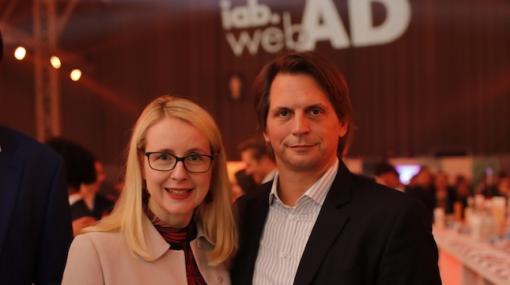 iab webAD 2018: Digitalisierungsministerin Margarete Schramböck und Oliver Böhm (ORF-Enterprise) © Adrian Almasan