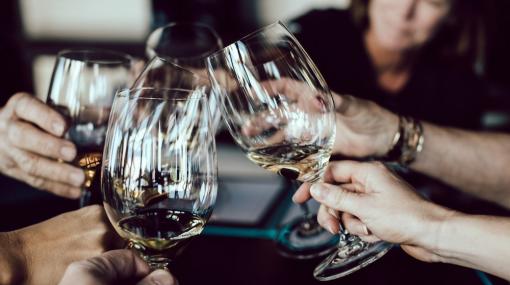 Cheers with Wineglasses © unsplash.com/Scott Warman