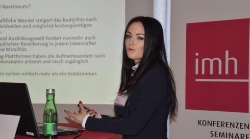 Vera Skala präsentiert Studie über Serviced Apartments auf dem Jahresforum Hotelimmobilie © Austria Real
