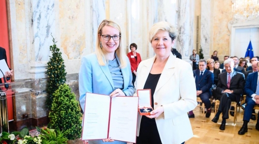 Ingrid Kriegl (sphinx IT) und Margarete Schramböck (BMDW) © sphinx IT