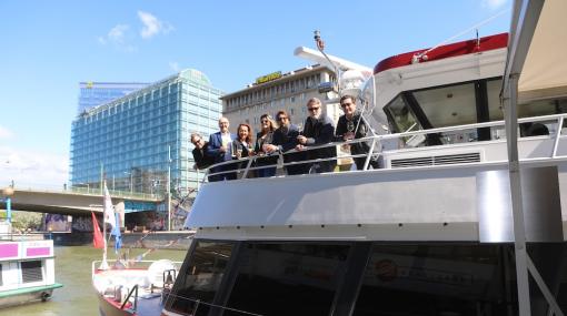 Die KLEINOD-CREW sticht mit der MS Wien der DDSG Blue Danube gemeinsam mit Barbara Forsthuber und Nathalie Martens in See © KLEINOD