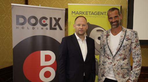 Alexander Knechtsberger (DocLX) und Thomas Schwabl (Marketagent.com) präsentieren den Jugend Trend Monitor 2019 © Roland Rudolph