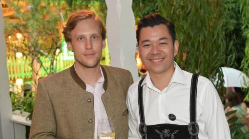 Johannes Kattus (Kattus Sektkellerei) und Martin Ho (DOTS Group) feiern zehn Jahre DOTS im Brunnerhof © Christian Jobst