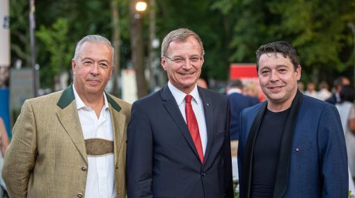 Musikfestival Steyr feiert 25-jähriges Jubiläum: Intendant Karl-Michael Ebner, Landeshauptmann Thomas Stelzer und Grammy-Preisträger Herbert Lippert © Peter Mayr