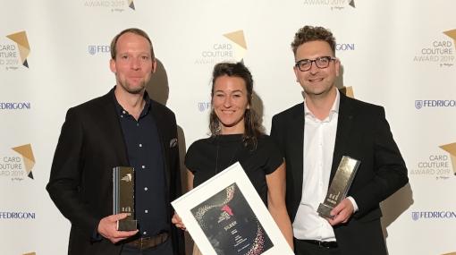 Creativ Club Austria wird mit dem Card Couture Award ausgezeichnet: Roman Steiner (AANDRS), Nicole Urban (Fedrigoni) und Reinhard Schwarzinger (Creativ Club Austria) © Creativ Club Austria