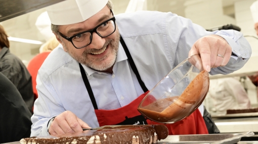 Sozialstadtrat Peter Hacker in der neuen Patisserie von Wien Work © Christian Jobst